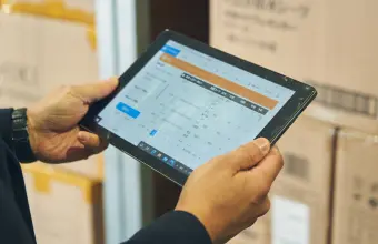 商品を倉庫で入庫・受け入れしている様子